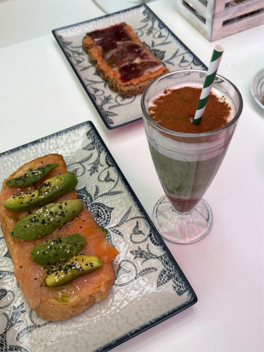 Tostada y bebida